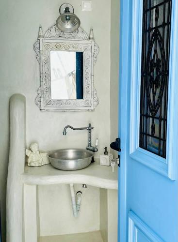 a bathroom with a sink and a mirror at LemonStello Kythnos in Dhriopís
