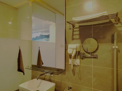 uma casa de banho com um espelho e um lavatório em GentingTop SunriseColdSty2R2B8Pax at GrdIonDelmn em Genting Highlands
