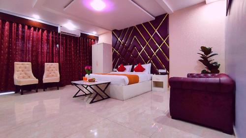 um quarto com uma cama, uma mesa e cadeiras em Aradhana inn em Lucknow