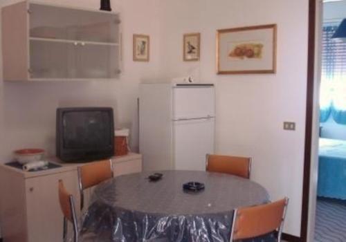 Il comprend une cuisine équipée d'une table et d'un réfrigérateur. dans l'établissement Ferienwohnung für 4 Personen ca 30 qm in Marotta, Adriaküste Italien Mittlere Italienische Adriaküste - b57462, à Fano