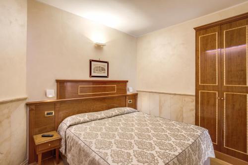 A bed or beds in a room at Pantheon Rooms