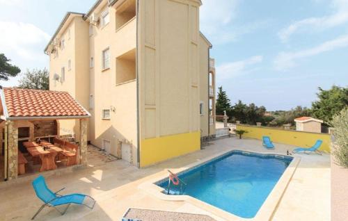 een huis met een zwembad naast een gebouw bij Ferienwohnung für 2 Personen ca 18 qm in Pula-Fondole, Istrien Istrische Riviera - b60924 in Štinjan