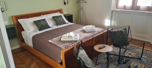 sypialnia z łóżkiem z dwoma ręcznikami w obiekcie Dimora Manzoni w mieście Busto Arsizio