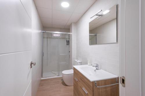 een badkamer met een wastafel, een toilet en een spiegel bij Att Cartagena Centro Histórico in Cartagena