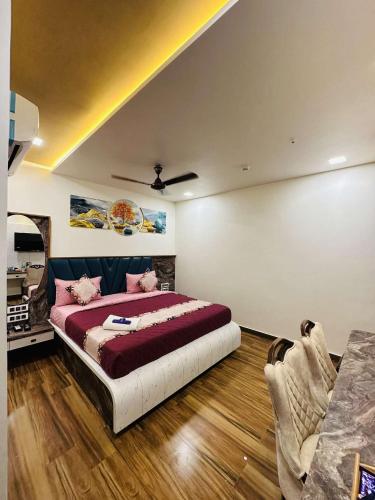 ein Schlafzimmer mit einem großen Bett und einem Sofa in der Unterkunft HOTEL E CLASSICO in Bhavnagar