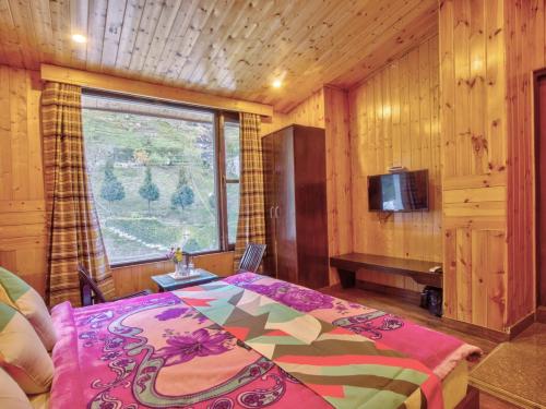 een slaapkamer met een bed en een raam bij Royal Pam in Puri