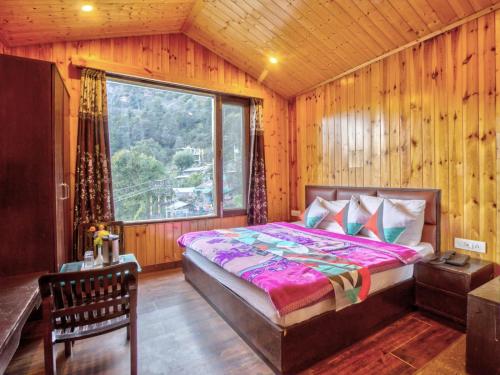 een slaapkamer met een bed en een groot raam bij Royal Pam in Puri