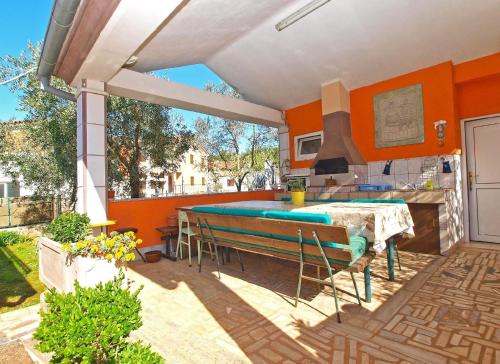eine Außenterrasse mit einem Tisch und einem Herd in der Unterkunft Studio für 3 Personen ca 36 qm in Fažana, Istrien Istrische Riviera in Fažana