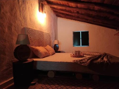 1 dormitorio con 1 cama grande y ventana en Casa da Volta - Alentejo - S. Julião, en Portalegre