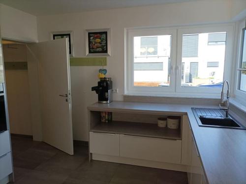 a kitchen with a counter and a window in it at Stadtvilla Wildeck. Ganzes Haus in Dietingen