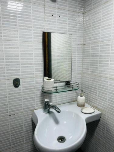 ナビムンバイにあるSpacious luxury 2bhk with gardenの洗面台と鏡のある白いバスルーム