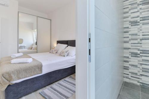 Krevet ili kreveti u jedinici u objektu Ferienhaus mit Privatpool für 8 Personen ca 125 qm in Vrsi, Dalmatien Norddalmatien