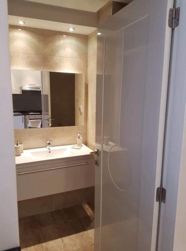 a bathroom with a sink and a mirror at Studio S0 FOLLA RESORT CHATT MERIEM in Sousse