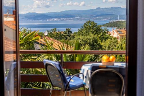 einen Balkon mit Aussicht, einem Tisch und Stühlen in der Unterkunft Ferienwohnung für 3 Personen ca 35 m in Njivice, Kvarner Bucht Krk in Njivice