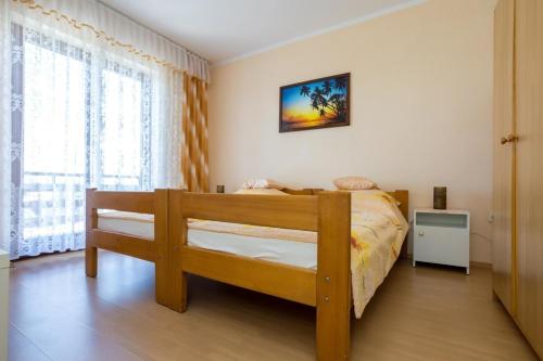 ein Schlafzimmer mit einem Etagenbett und einem Fenster in der Unterkunft Ferienwohnung für 3 Personen ca 35 m in Njivice, Kvarner Bucht Krk in Njivice