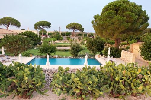 - Vistas a la piscina de un complejo en MASSERIA LILEI en Lizzanello