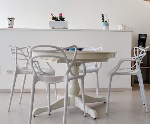 einem weißen Tisch mit zwei Stühlen neben einer Theke in der Unterkunft Casa Bianca in Conversano