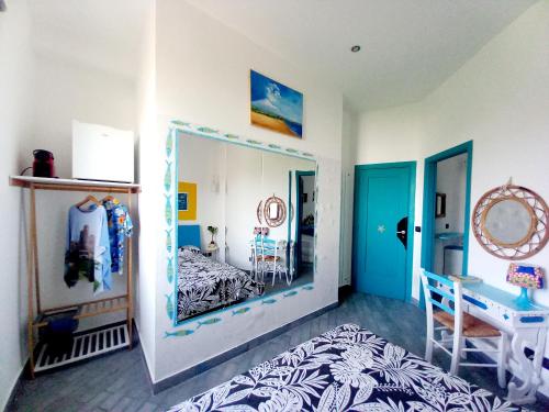 Habitación con dormitorio con cama y espejo. en Villa Mondello Terraces & Jacuzzi en Mondello