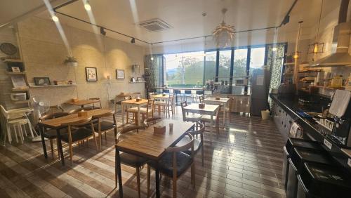 restauracja ze stołami i krzesłami w pokoju w obiekcie Gyeongju BonghwangMansion w mieście Gyeongju