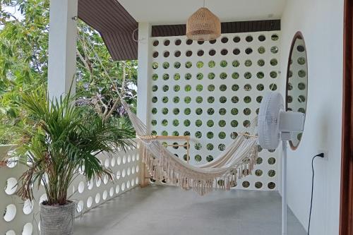 瑤海灘的住宿－Crocus Garden，墙上的藤制吊床