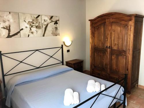 a bedroom with a bed with white towels on it at Ferienwohnung für 6 Personen ca 110 qm in Apecchio, Marken Provinz Pesaro-Urbino in Apecchio