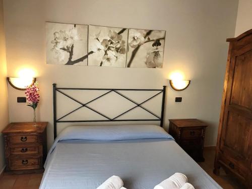 Apecchio的住宿－Ferienwohnung für 6 Personen ca 110 qm in Apecchio, Marken Provinz Pesaro-Urbino，一间卧室配有一张带2个床头柜和2盏灯的床。