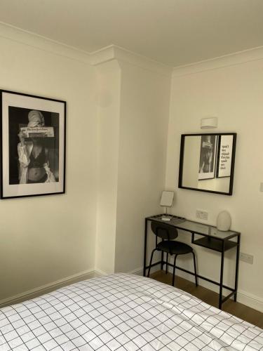 a bedroom with a bed and a desk in it at Beautiful 58 sqm Apartment Zone 2 in London