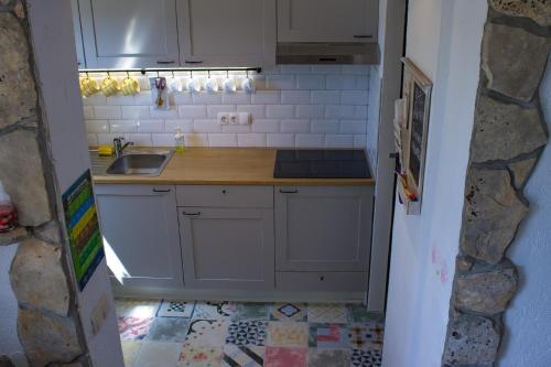 eine kleine Küche mit einer Spüle und einer Theke in der Unterkunft Studio für 3 Personen ca 30 qm in Njivice, Kvarner Bucht Krk in Njivice