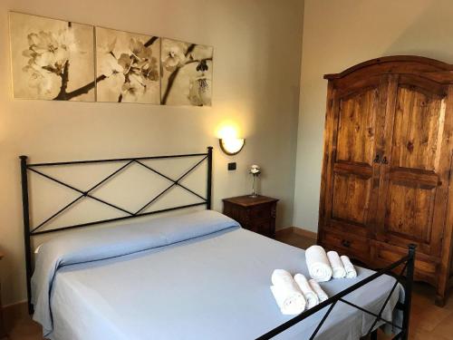 Un dormitorio con una cama con toallas blancas. en Ferienwohnung für 1 Personen 3 Kinder ca 60 qm in Apecchio, Marken Provinz Pesaro-Urbino en Apecchio