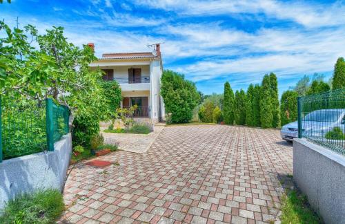 une allée en briques devant une maison dans l'établissement Ferienwohnung für 4 Personen ca 35 qm in Fažana, Istrien Istrische Riviera, à Valbandon