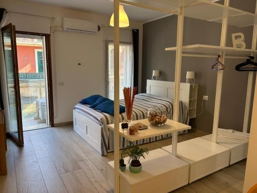 - une chambre avec des lits superposés et une table dans l'établissement Central Modern Studio Bari, à Bari