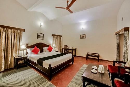 een slaapkamer met een kingsize bed en een bank bij Roop Vilas Palace in Nawalgarh