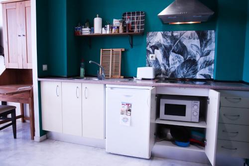 uma cozinha com um balcão branco e um micro-ondas em SE - Peaceful Shiny Apartment Near Fibes em Sevilha