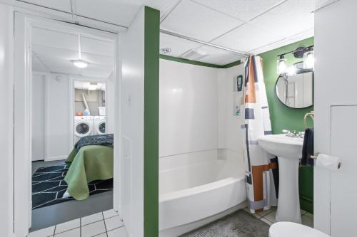 4-bedroom-Private cozy backyard w firepit tesisinde bir banyo