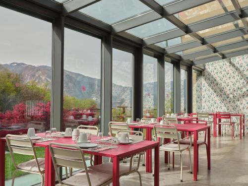 Cảnh núi rừng hoặc tầm nhìn ra núi từ nhà nghỉ trang trại