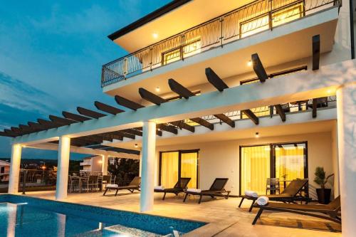 eine Villa mit Swimmingpool und Terrasse in der Unterkunft Ferienhaus mit Privatpool für 8 Personen ca 234 m in Malinska, Kvarner Bucht Krk in Malinska