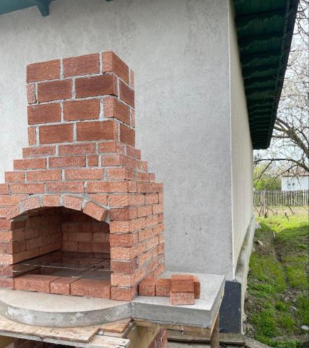 un horno de ladrillo en el lateral de una casa en Casa David, en Tulcea