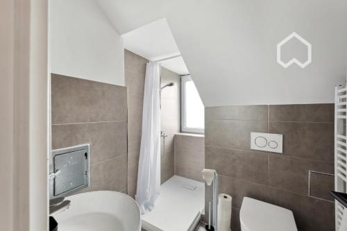 La salle de bains est pourvue de toilettes blanches et d'un lavabo. dans l'établissement Day Young Life/ DYL Hosting 55 qm, à Nuremberg