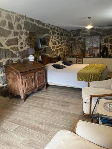 een slaapkamer met 2 bedden en een tafel en een bank bij A Casa Carbinesa in Carbini