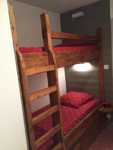 a couple of bunk beds in a room at Appartement duplex pied des pistes et parking couvert in Arvieux