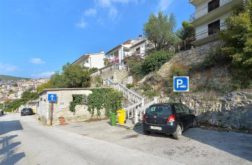 een kleine auto geparkeerd op de zijkant van een heuvel bij Ferienwohnung für 2 Personen ca 30 qm in Rabac, Istrien Bucht von Rabac in Rabac