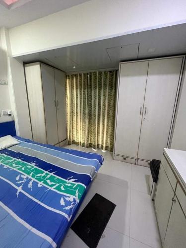 F1 apartments في مومباي: غرفه فيها سرير ودواليب