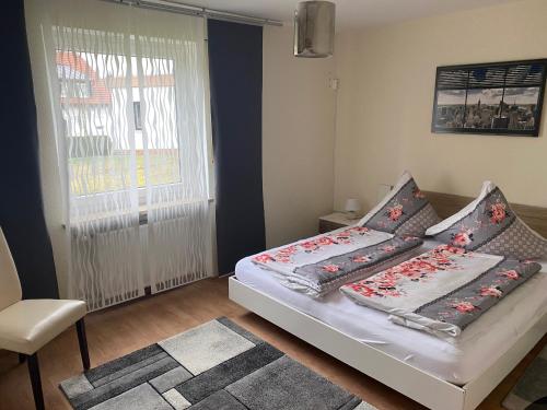 Кровать или кровати в номере Ferienwohnung Lug in´s Land