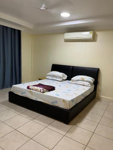 uma cama num quarto com uma cama preta em Mikocheni smart space em Dar es Salaam