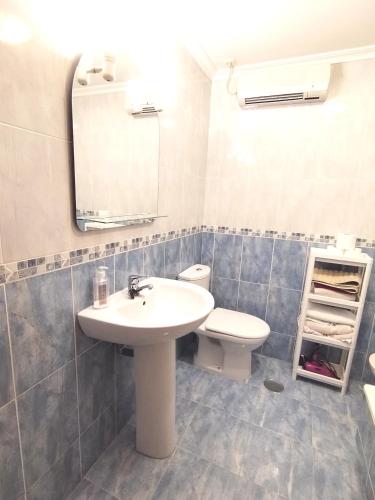 a bathroom with a sink and a toilet and a mirror at Indiano 4B in Viveiro