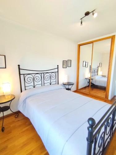 a bedroom with a large bed and a mirror at Indiano 4B in Viveiro