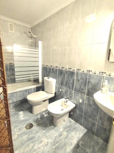 a bathroom with a toilet and a sink at Indiano 2K in Viveiro