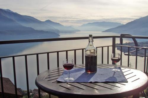 eine Flasche Wein auf einem Tisch mit zwei Gläsern in der Unterkunft Ferienwohnung für 5 Personen ca 69 m in San Carlo, Comer See Westufer Comer See in Gravedona