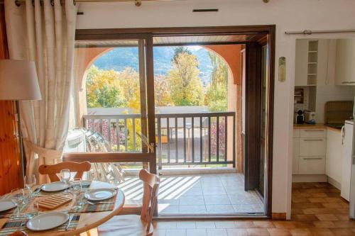 une cuisine avec une porte en verre menant à un balcon dans l'établissement Briançon studio à seulement 200m des pistes !, à Briançon