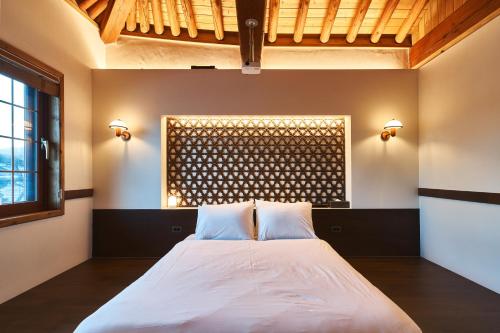 Schlafzimmer mit einem Bett und einem Fenster in der Unterkunft Luxury hanok with private bathtub - IG01 in Incheon